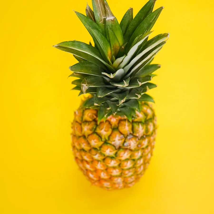 Pineapple crown, full bleed